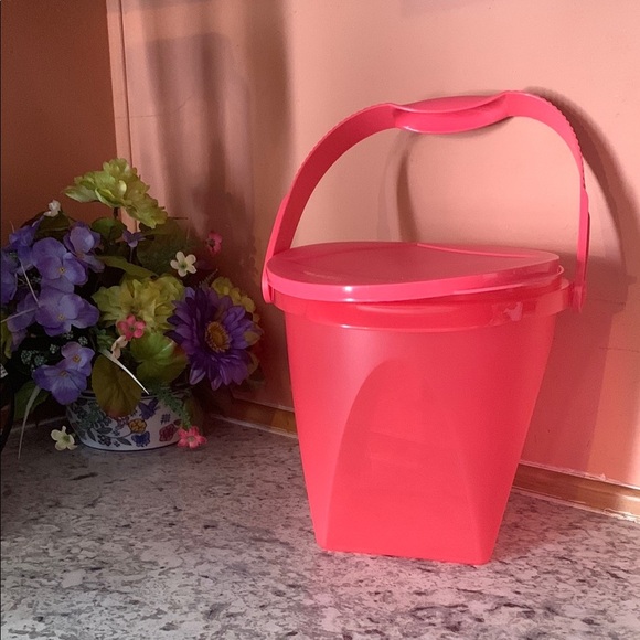 Vibrant Pink Plastic Bucket with Handle - Picture 1 of 7